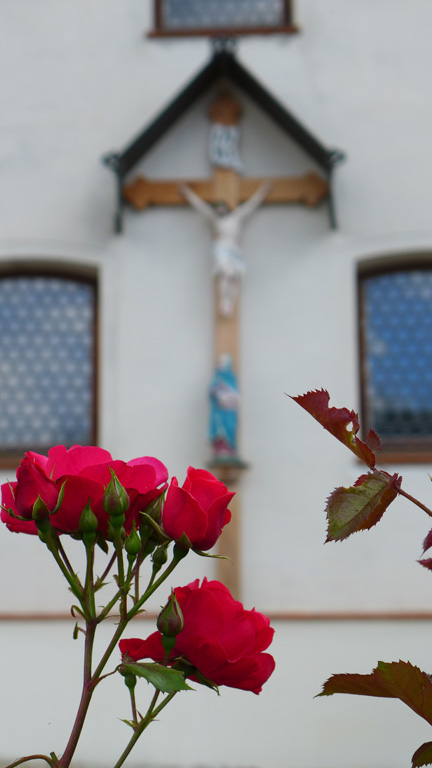 Kreuz und Muttergottes an der Kirche von Pauluszell
