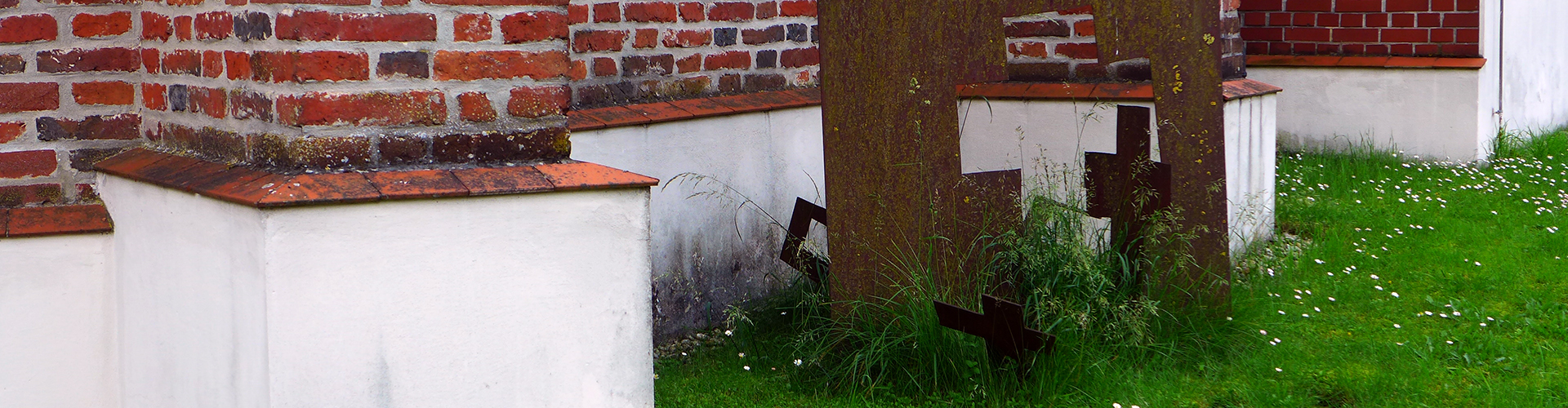 Kreuze an der Pfarrkirche von Pauluszell © Heike Arnold